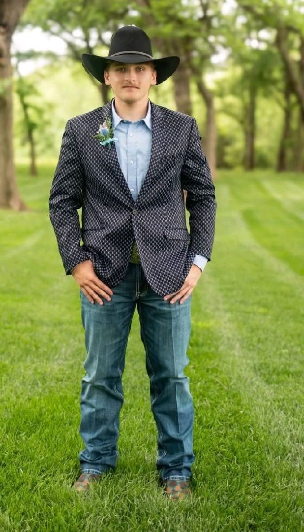 Oklahoma senior wearing a blazer and black cowboy hat